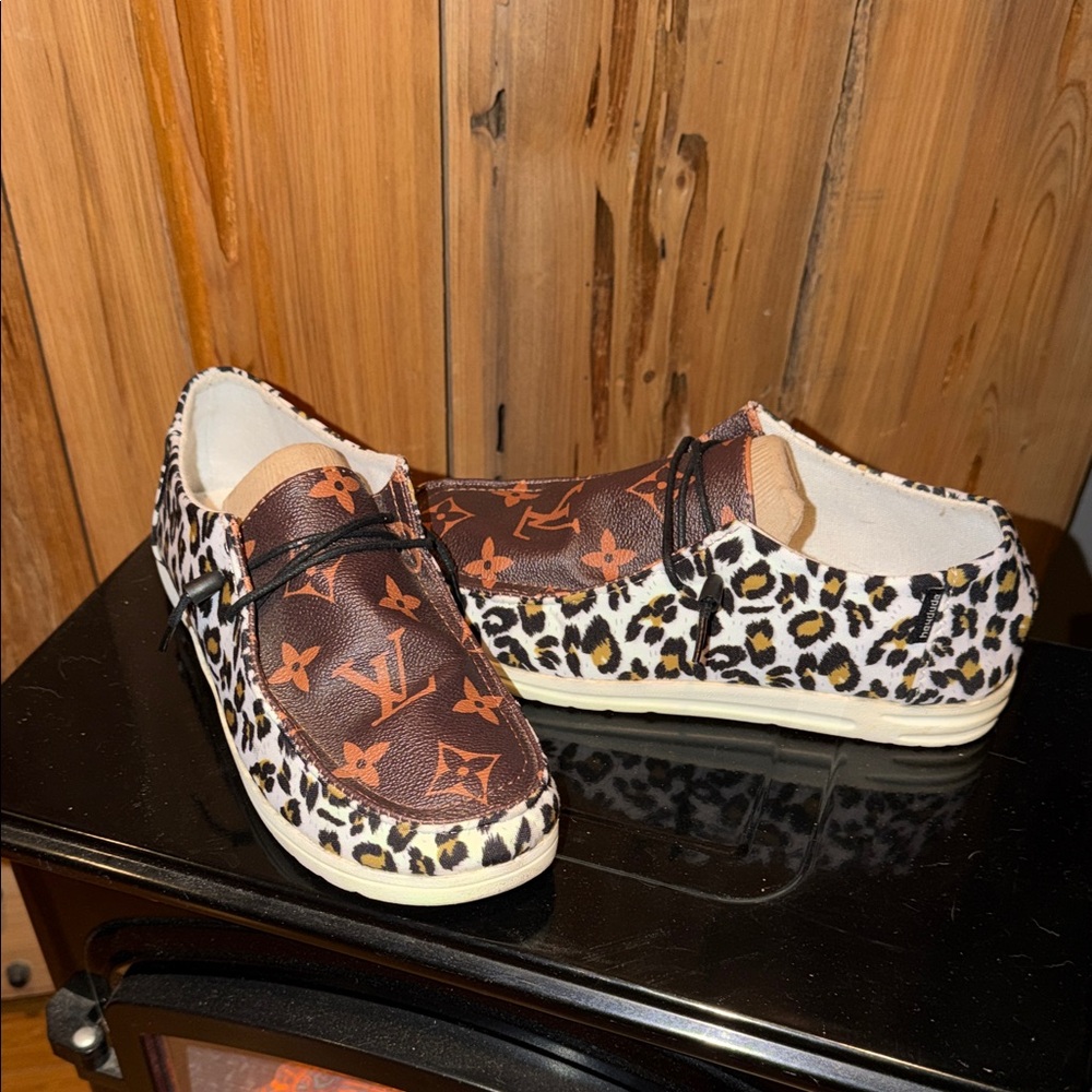Modified leopard Hey Dudes women’s size 9.5